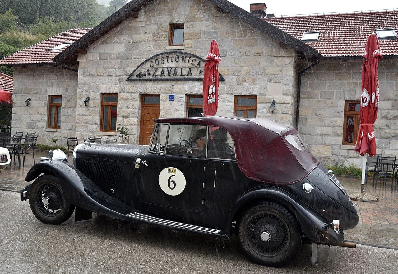 Ravno: 58 oldtimera okupiralo Zavalu