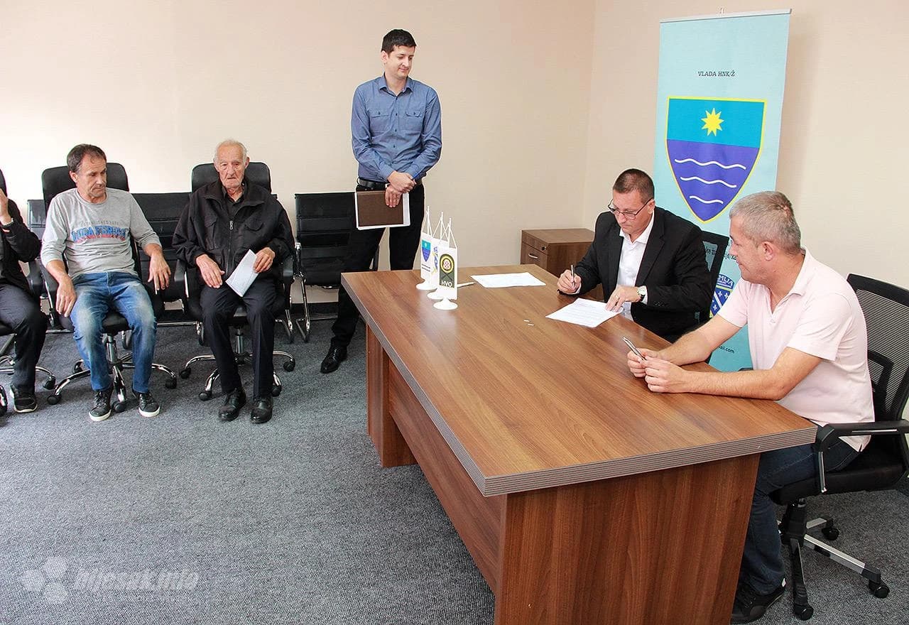 Detalj s potpisivanja ugovora