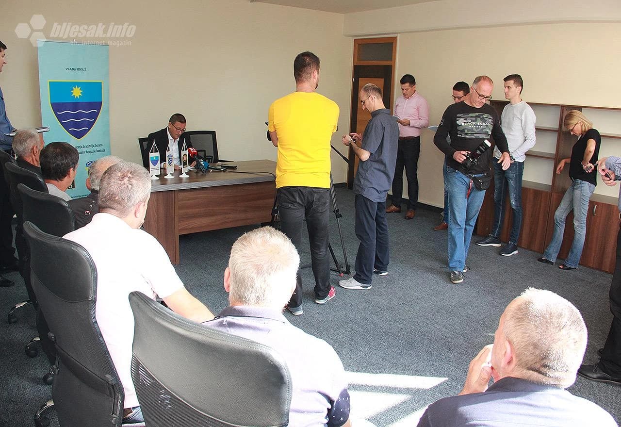 Detalj s potpisivanja ugovora