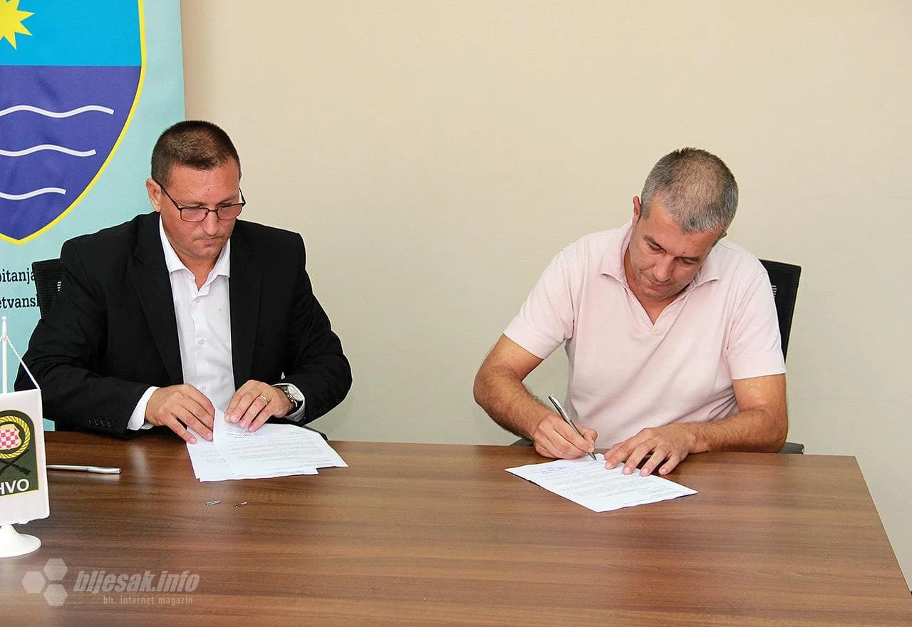 Detalj s potpisivanja ugovora