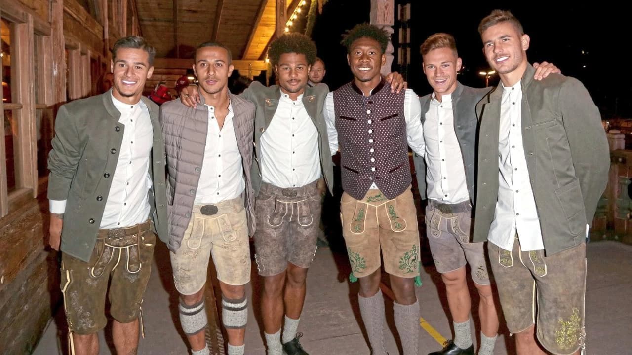 Igrači Bayerna u tradicionalnoj bavarskoj narodnoj nošnji: Coutinho, Thiago, Gnabry, Alaba, Kimmich i Hernández