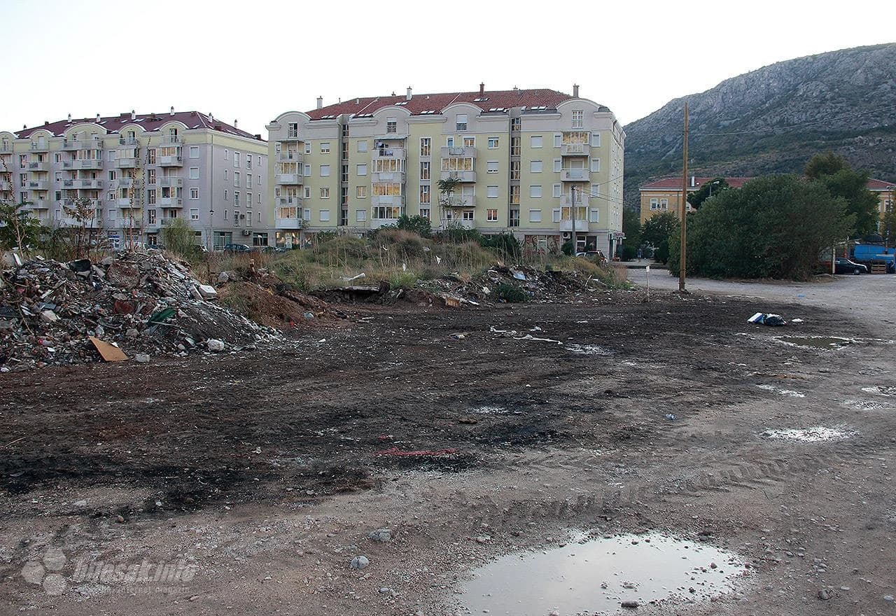 Detalj divlje deponije kod Doline sunca