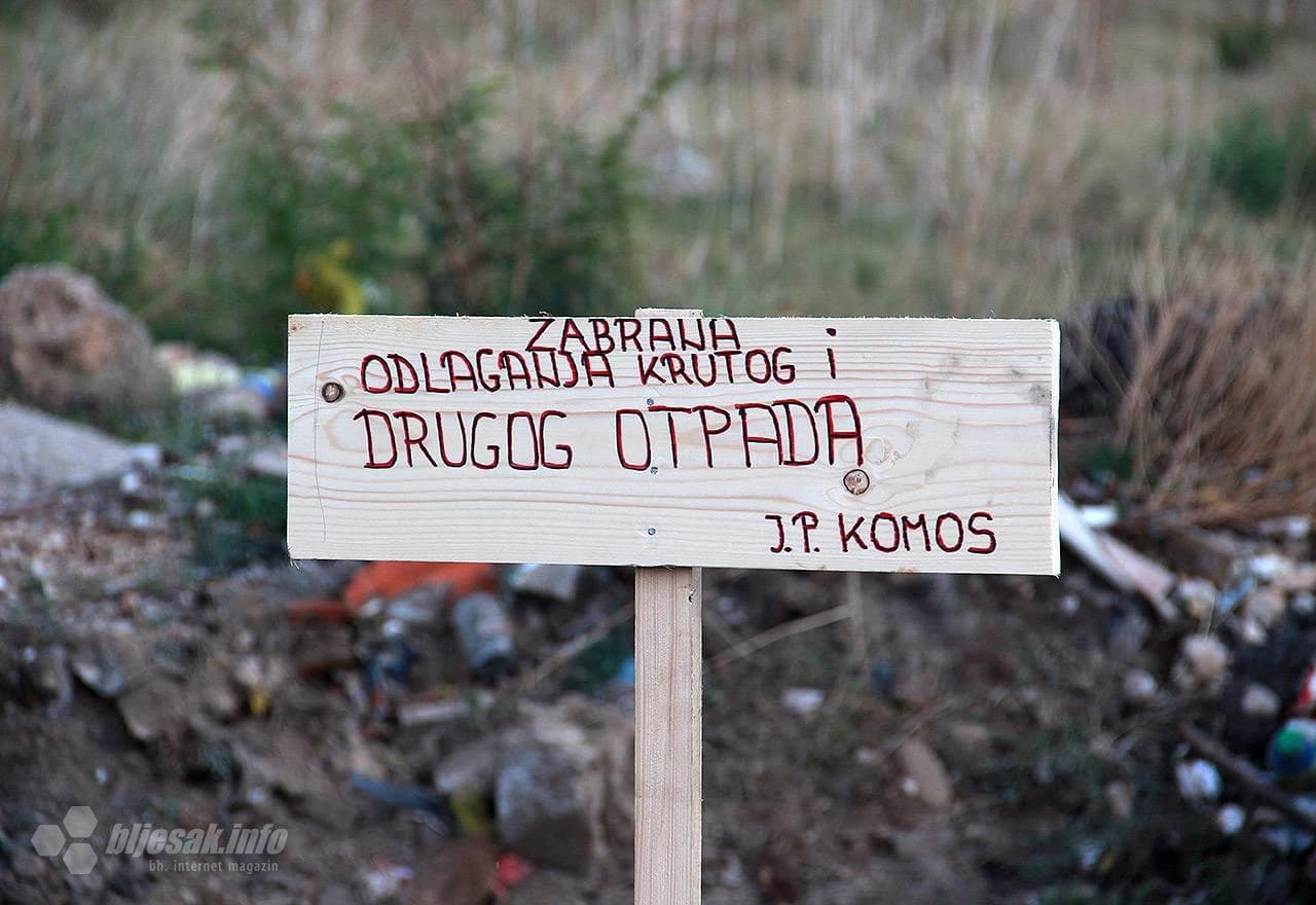 Detalj divlje deponije kod Doline sunca