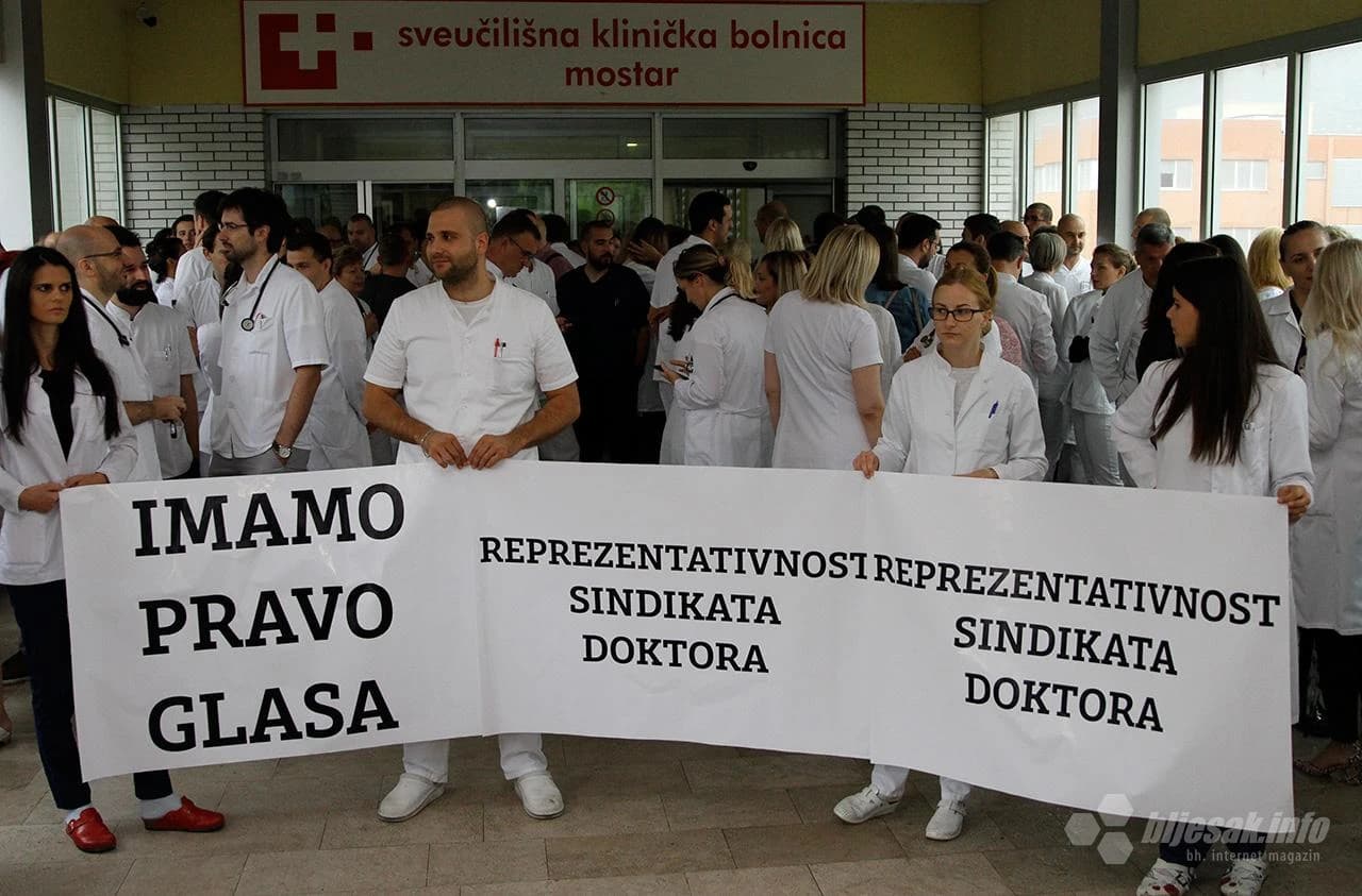 Liječnici ispred SKB Mostar