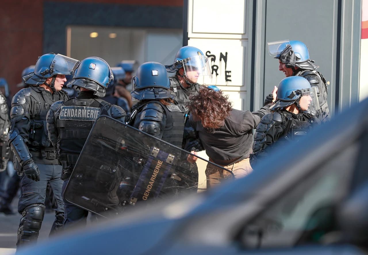Uhićene desetine osoba na prosvjedima u Parizu