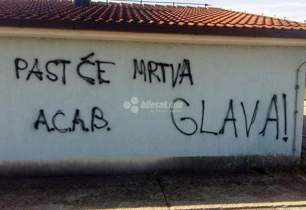 Trening kamp Musa-Karačić išaran prijetećim i uvredljivim grafitima