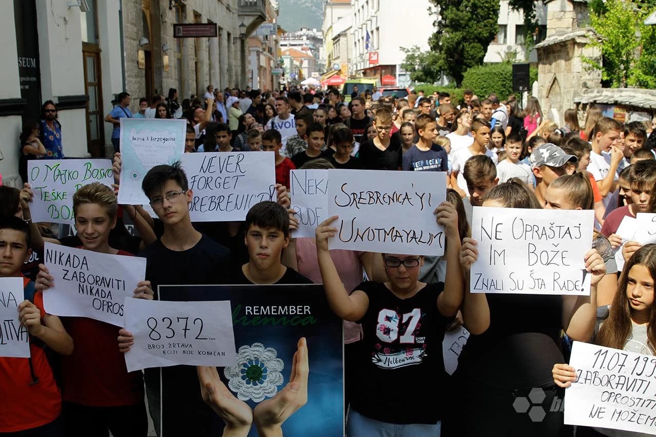 Mirna šetnja u Mostaru u znak sjećanja na žrtve genocida u Srebrenici