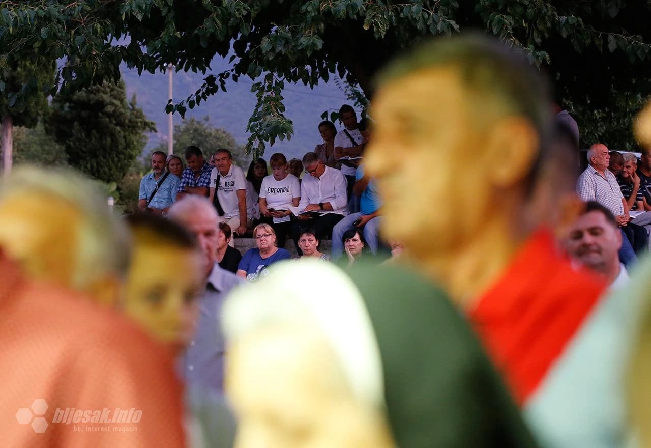 Mnogi su ostali izvan dvorane