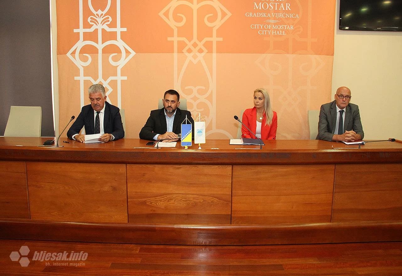 Detalj s uručenja ugovora