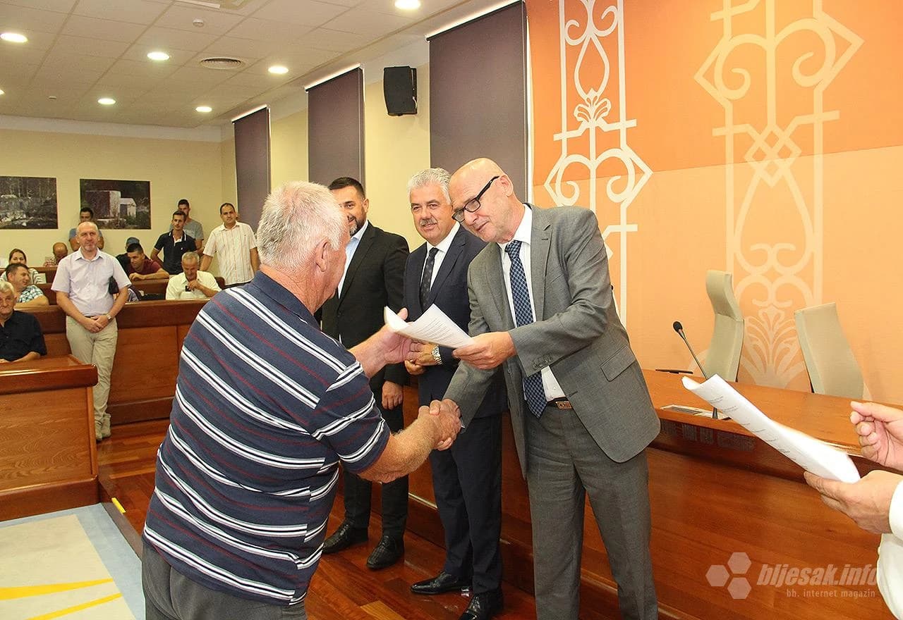 Detalj s uručenja ugovora