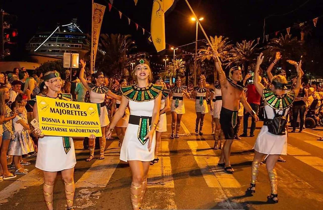 Mostarske mažoretkinje na karnevalu u Kotoru