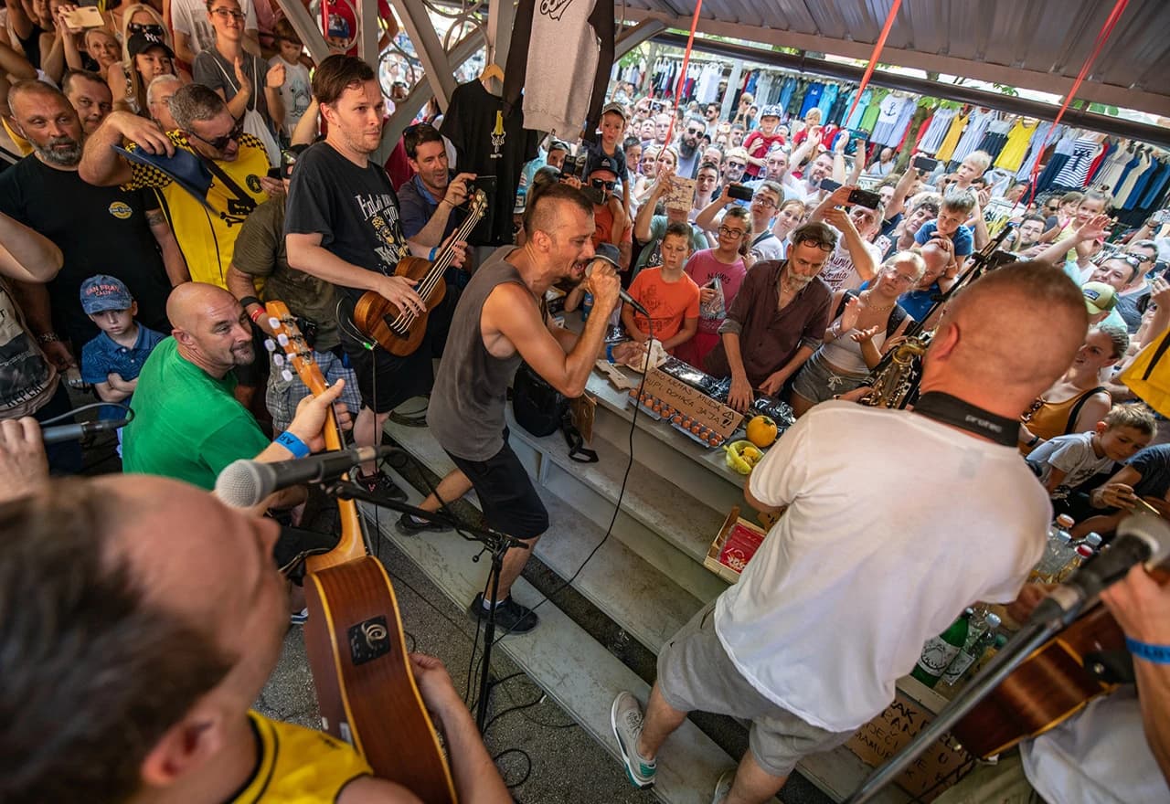 Detalj sa svirke na tržnici u Puli