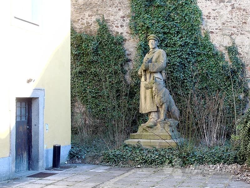 Sovjetski vojnik i njegov pas u dvorištu franjevačkog samostana