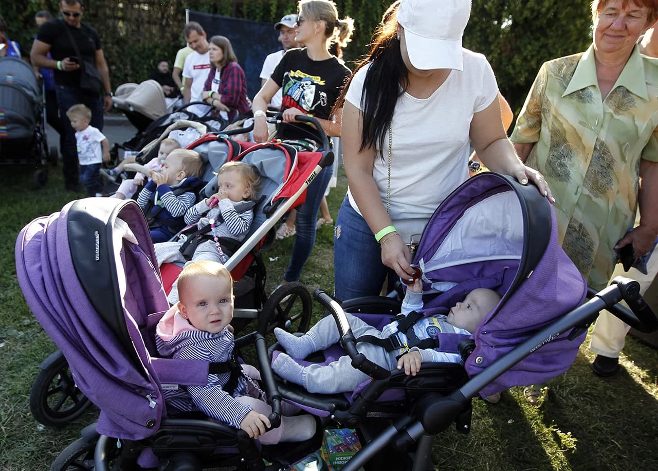 U Kijevu na jednom mjestu se okupilo 67 kolica s blizancima i trojkama 