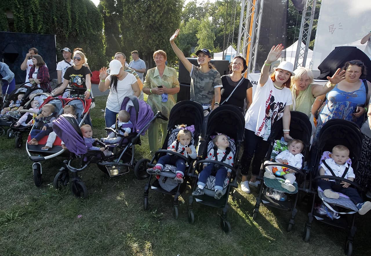 U Kijevu na jednom mjestu se okupilo 67 kolica s blizancima i trojkama 