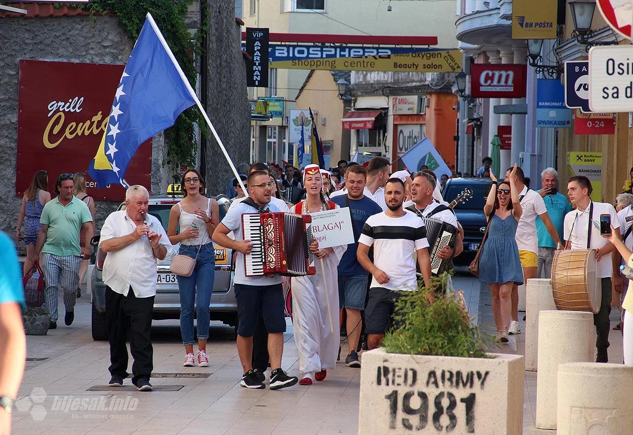Defile sudionika festivala kroz Mostar