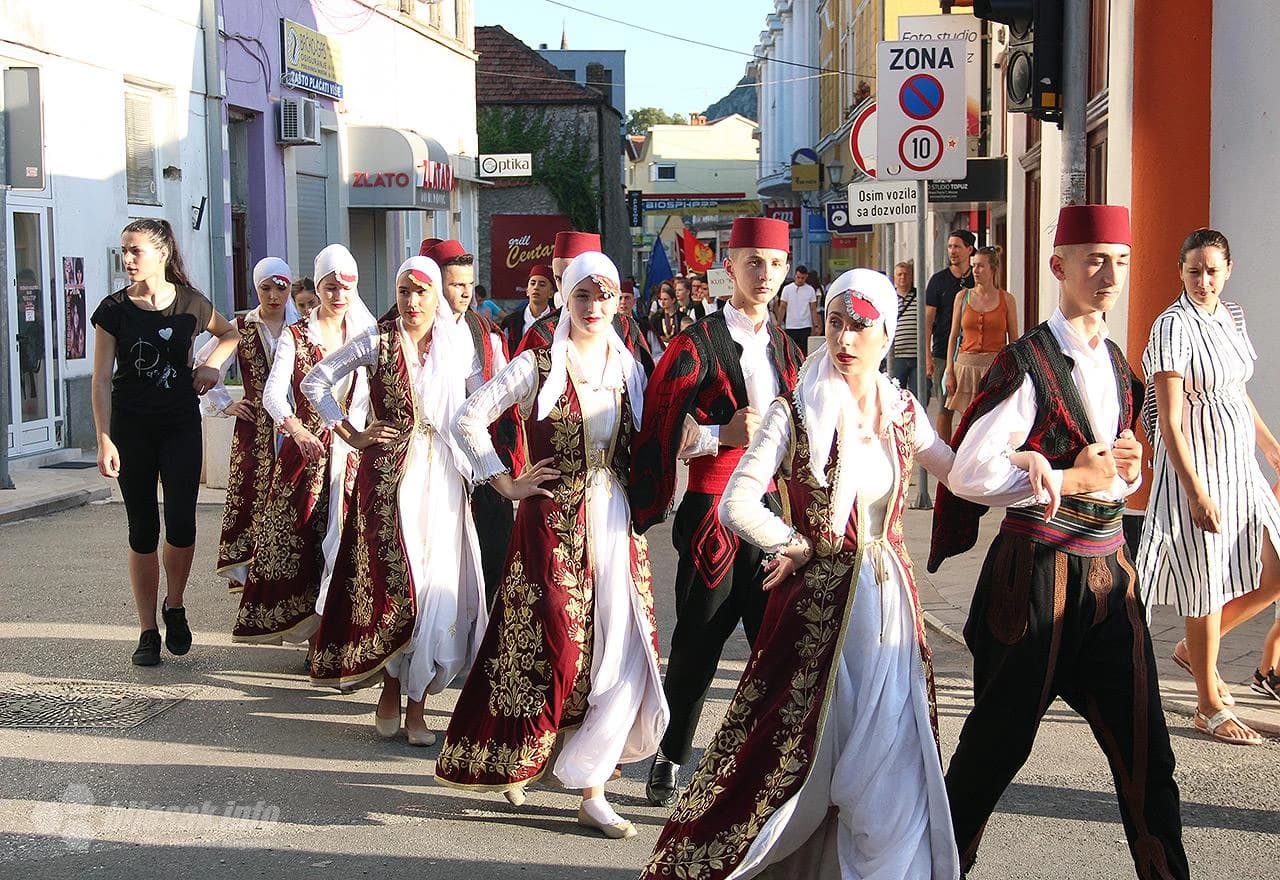 Defile sudionika festivala kroz Mostar