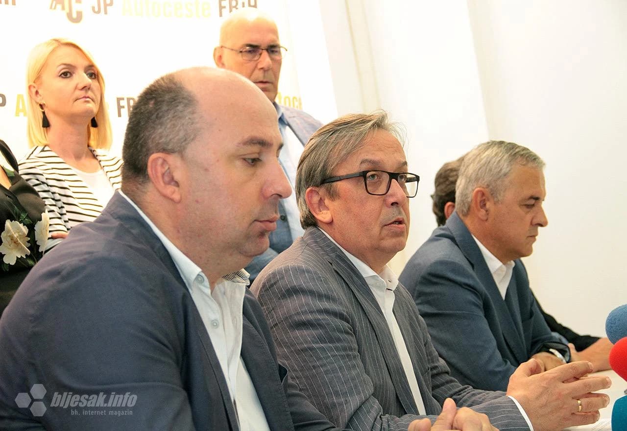 Detalj s potpisivanja ugovora