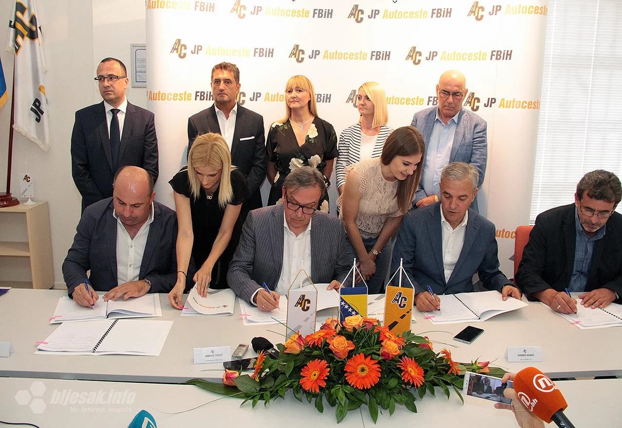 Detalj s potpisivanja ugovora