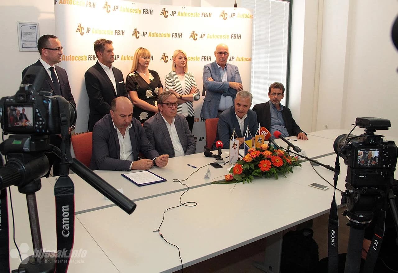 Detalj s potpisivanja ugovora