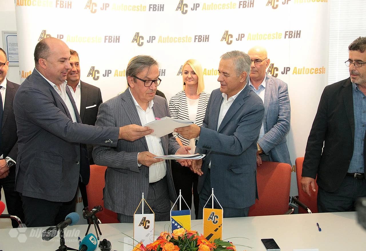 Detalj s potpisivanja ugovora