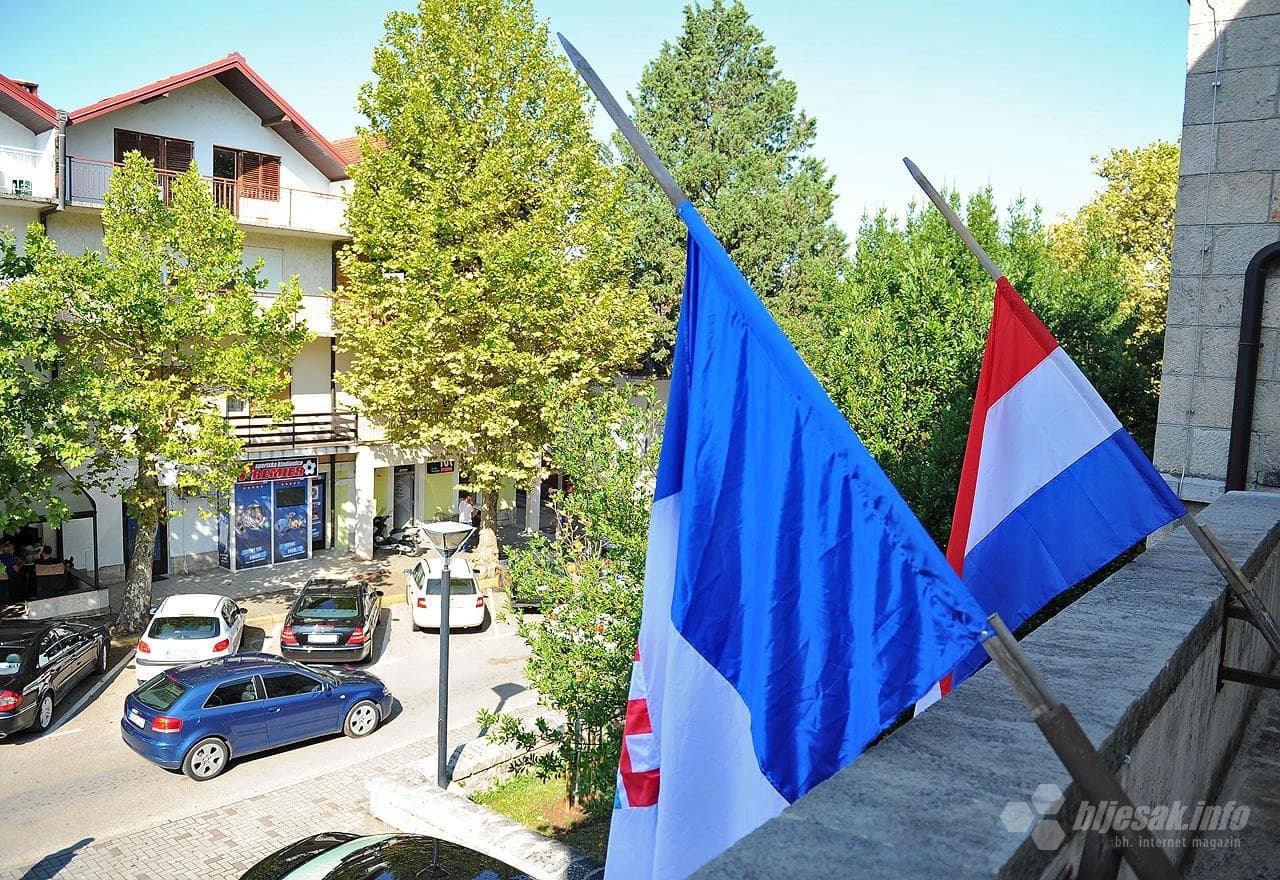 Zastave na pola koplja na zgradi Gradske uprave