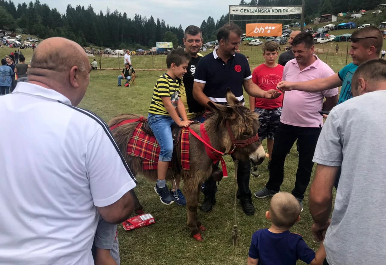 Najmlađi su uživali u jahanju i slikanja na ponijima 