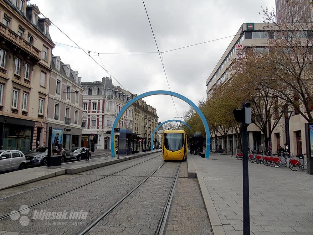 Orijentir su lukovi iznad ulica