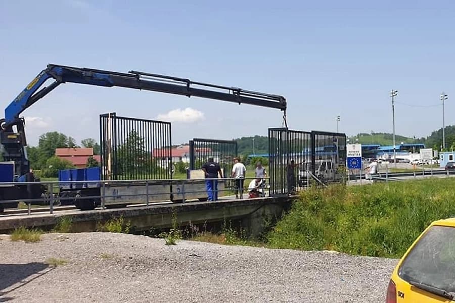 Na granici RH i BiH zbog migranata postavljena visoka ograda sa šiljcima