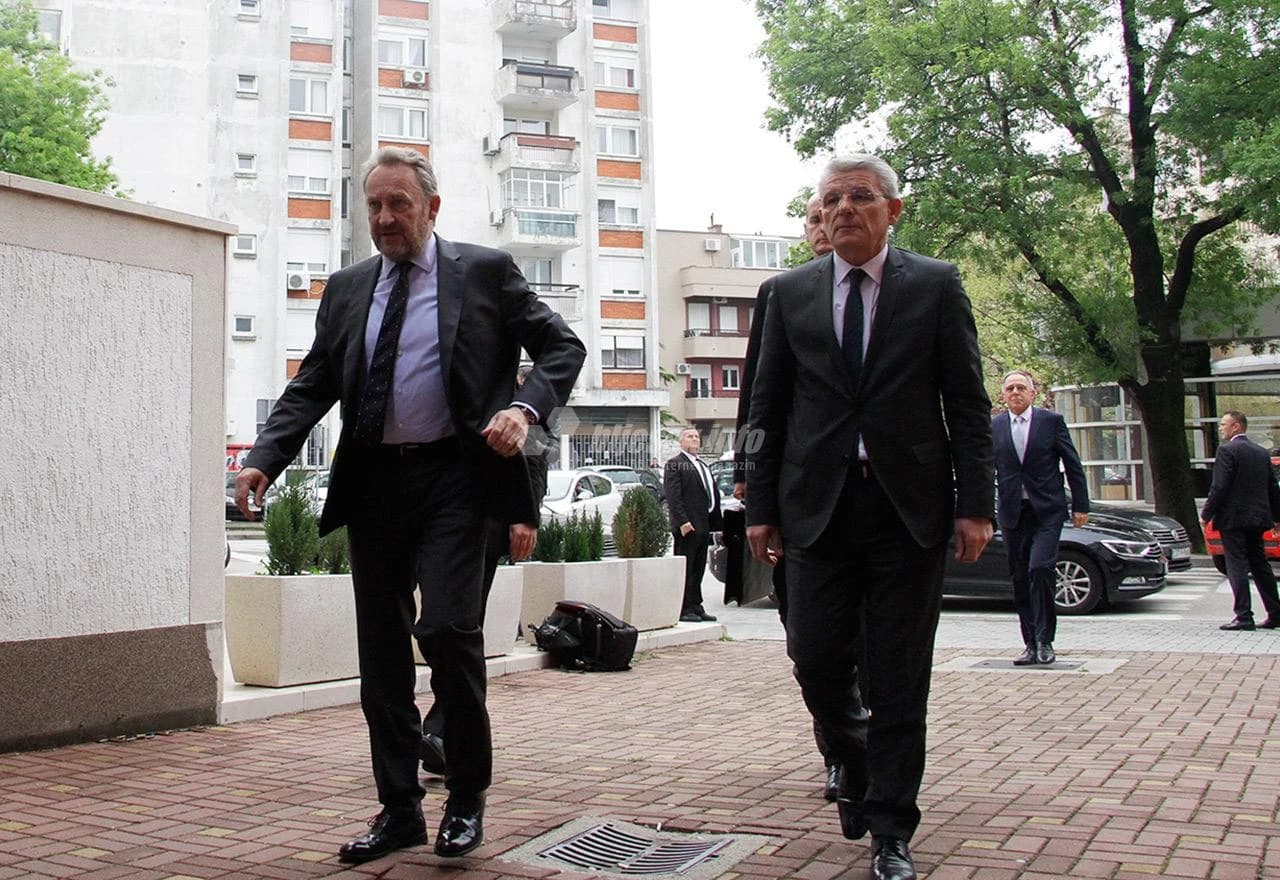 Izetbegović i Džaferović pred Domom HDZ-a BiH