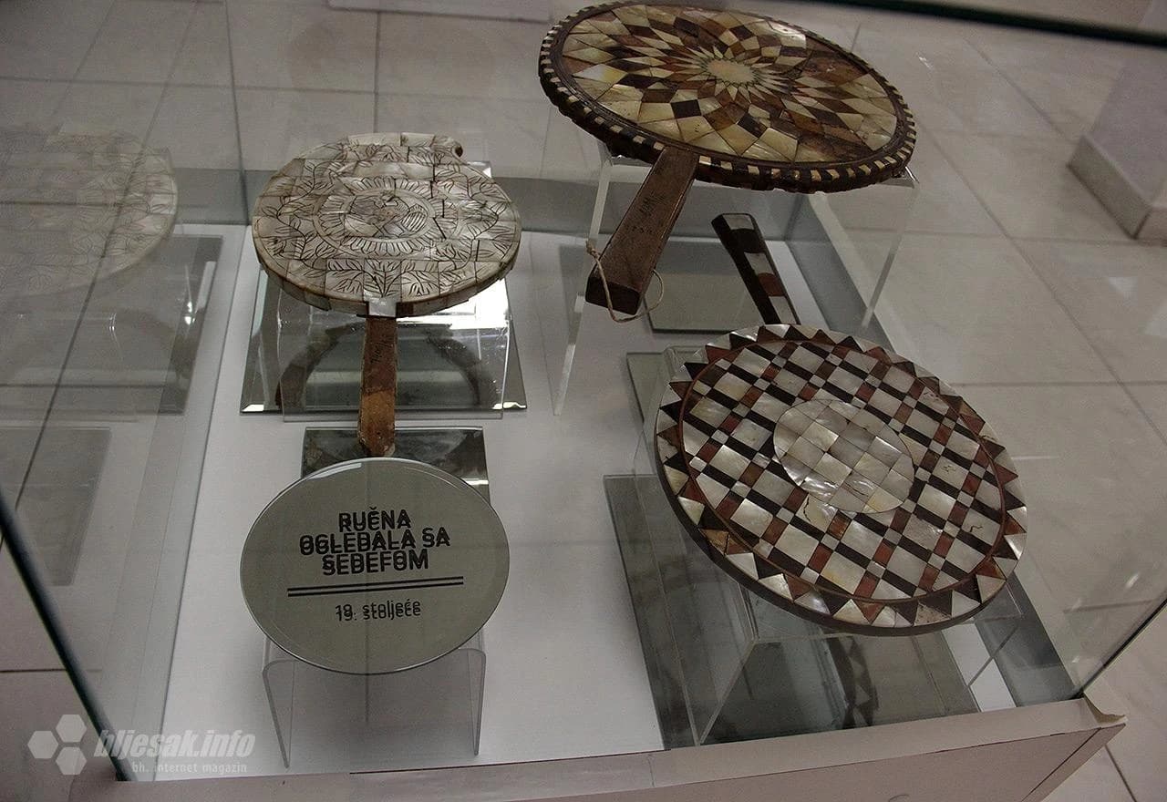 Detalj s izložbe o ogledalima