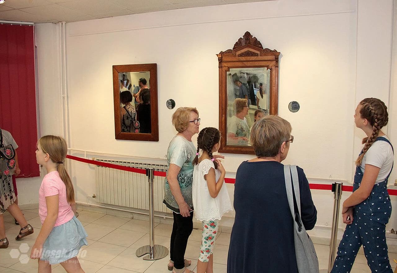 Detalj s izložbe o ogledalima