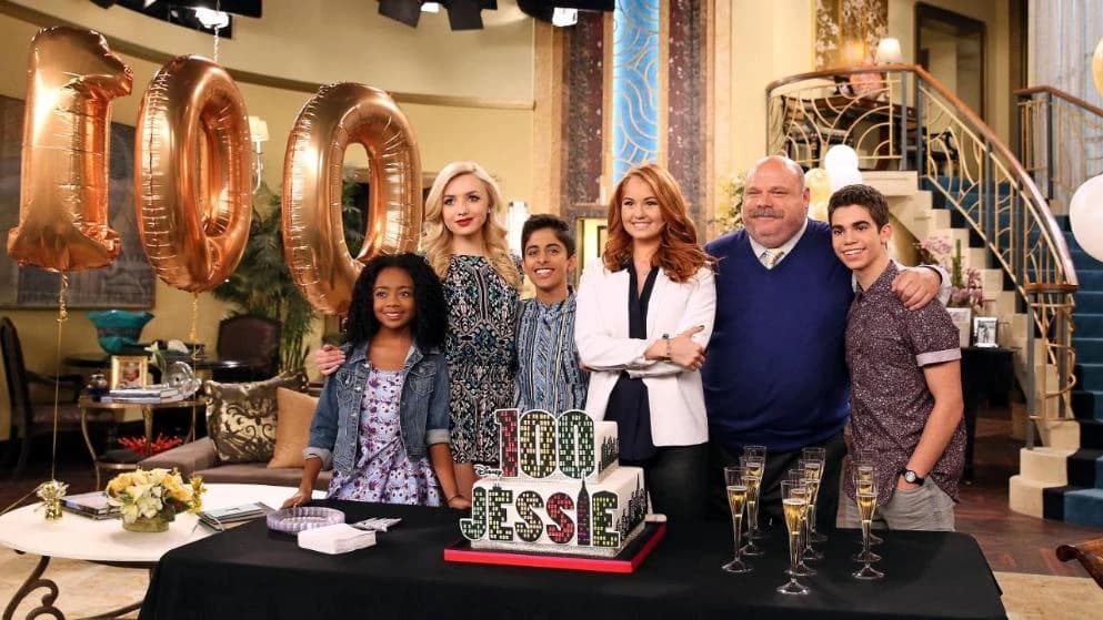 Boyce (desno) s kolegama iz serije "Jessie" u povodu proslave 100. epizode