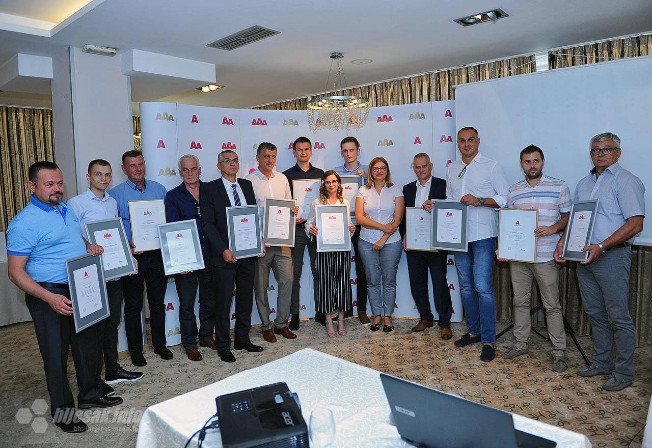 Zajednička fotografija predstavnika kompanija kojima su uručeni Bisnode certifikati bonitetne izvrsnosti