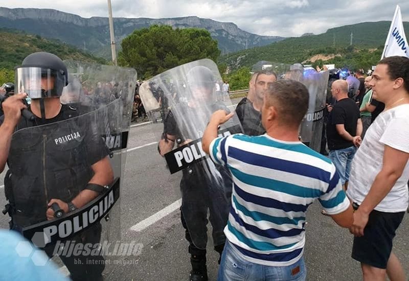 Specijalci deblokirali magistralnu cestu u Salakovcu
