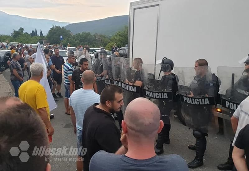 Specijalci deblokirali magistralnu cestu u Salakovcu