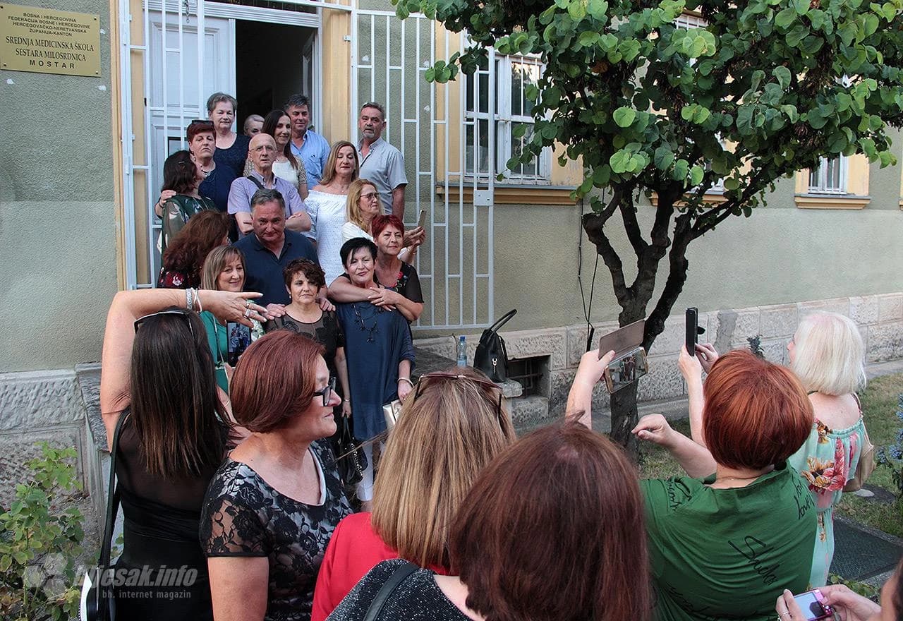 Detalj sa okupljanja maturanata Medicinske škole