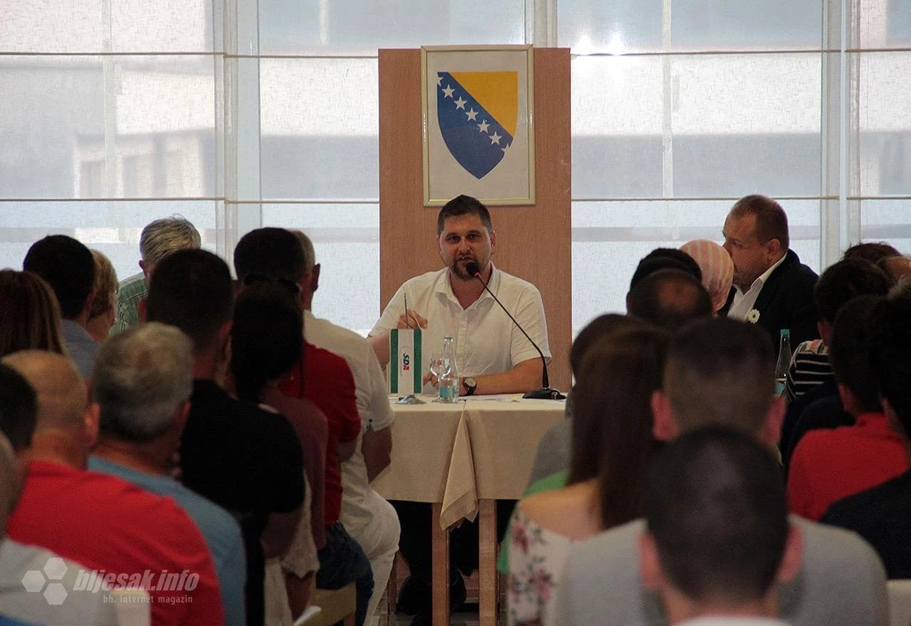 Detalj s predavanja Karčića