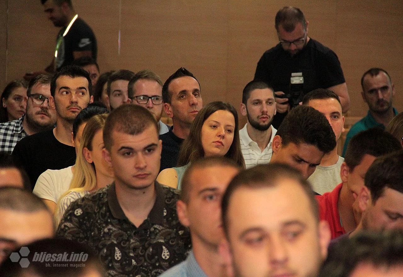 Detalj s tribine o genocidu