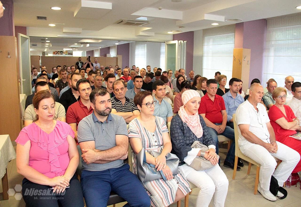 Detalj s tribine o genocidu