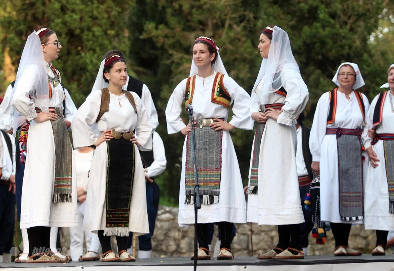 Lijera diple nadigrala