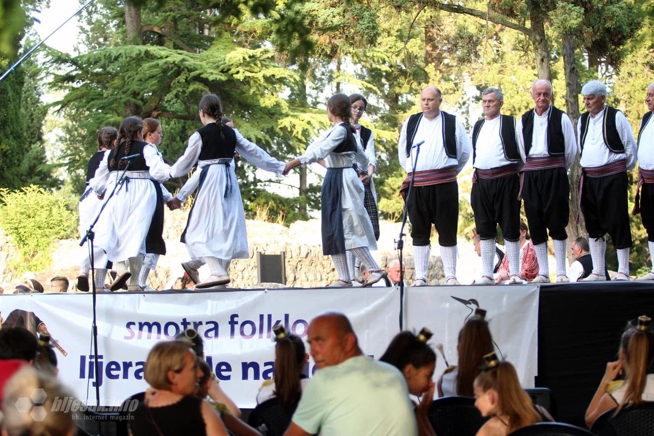 Lijera diple nadigrala