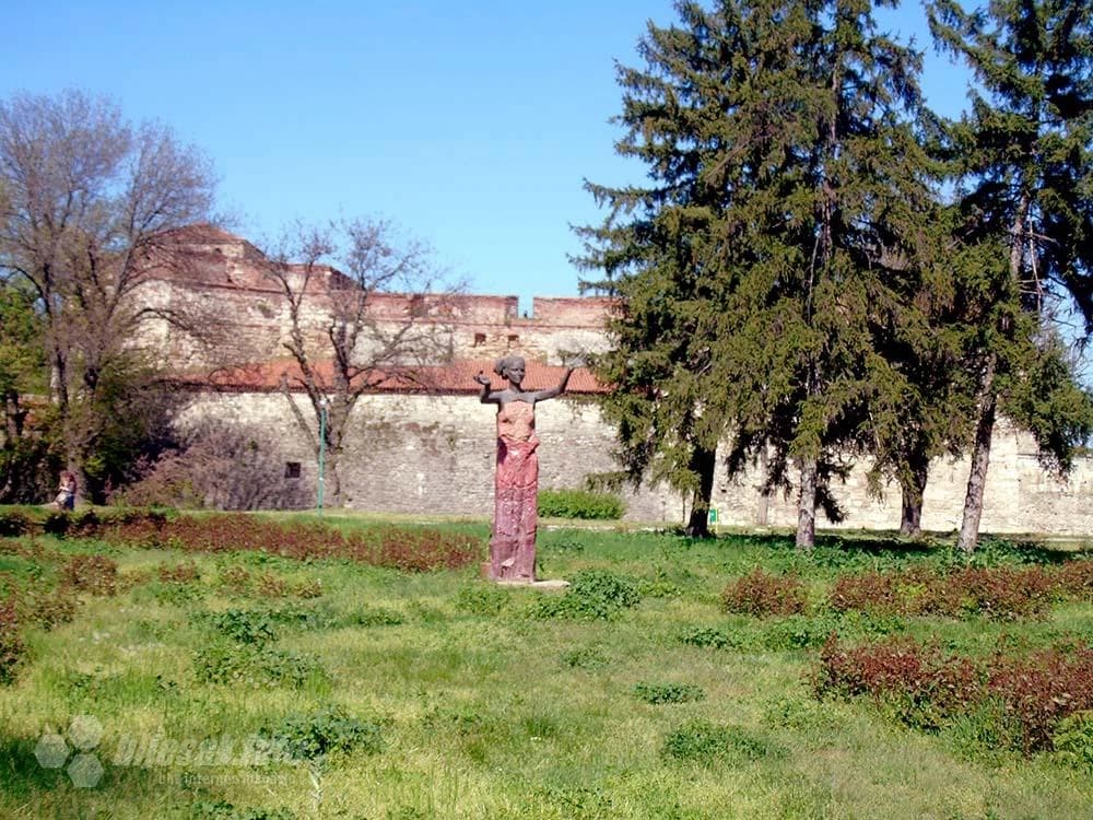 Kip djevojke ispred utvrde