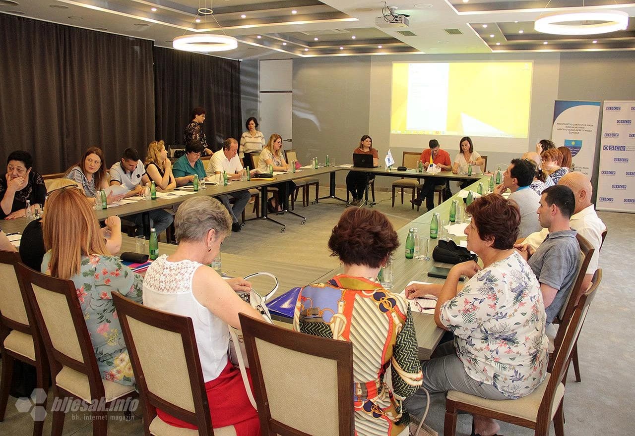 Detalj s okruglog stola