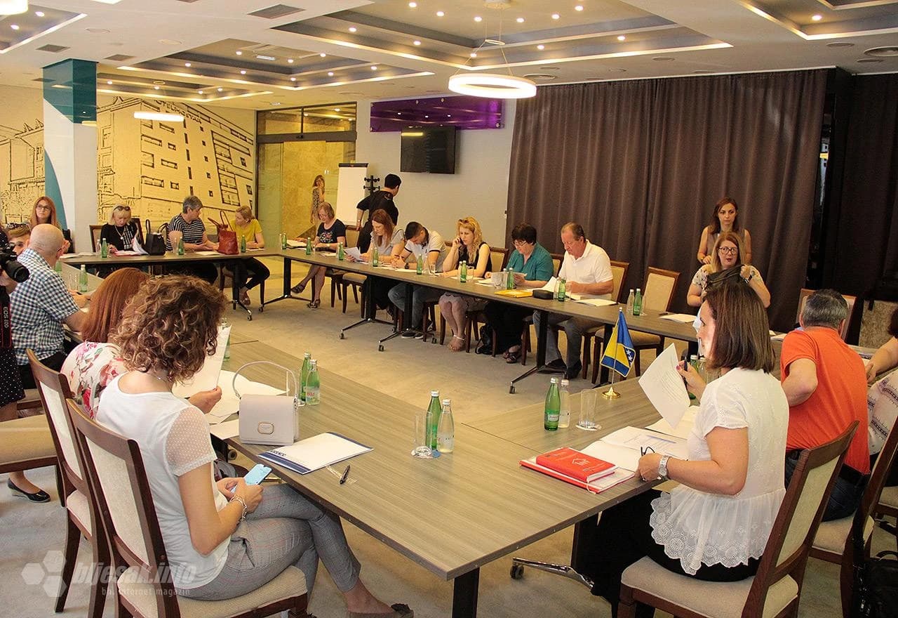 Detalj s okruglog stola