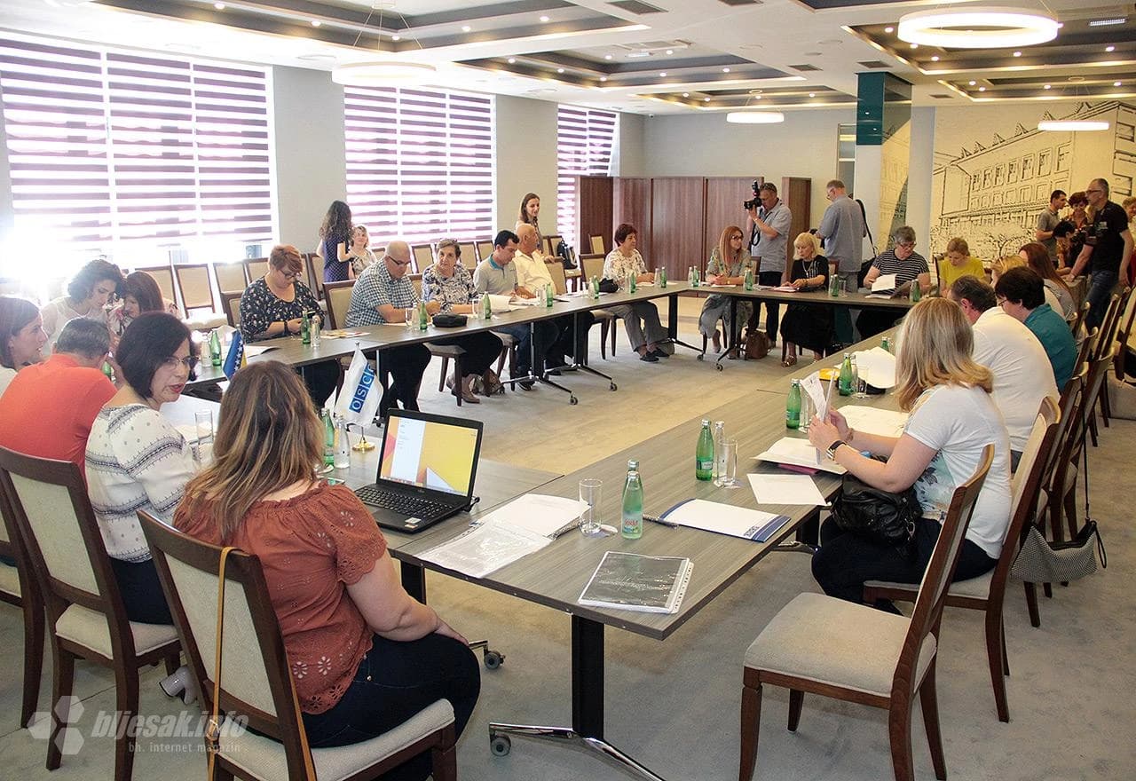 Detalj s okruglog stola