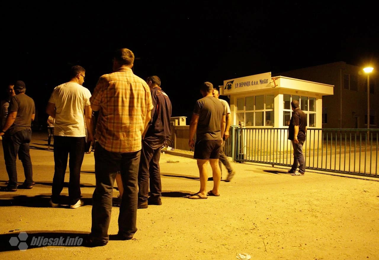 Prosvjednici pred dežuraju na smjene cijelu noć: Ne odustajemo!