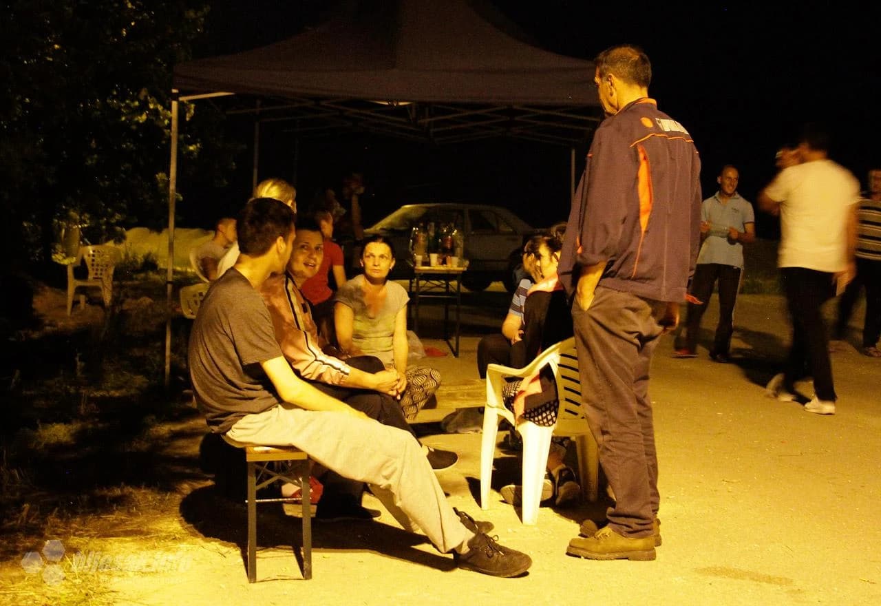 Prosvjednici pred dežuraju na smjene cijelu noć: Ne odustajemo!