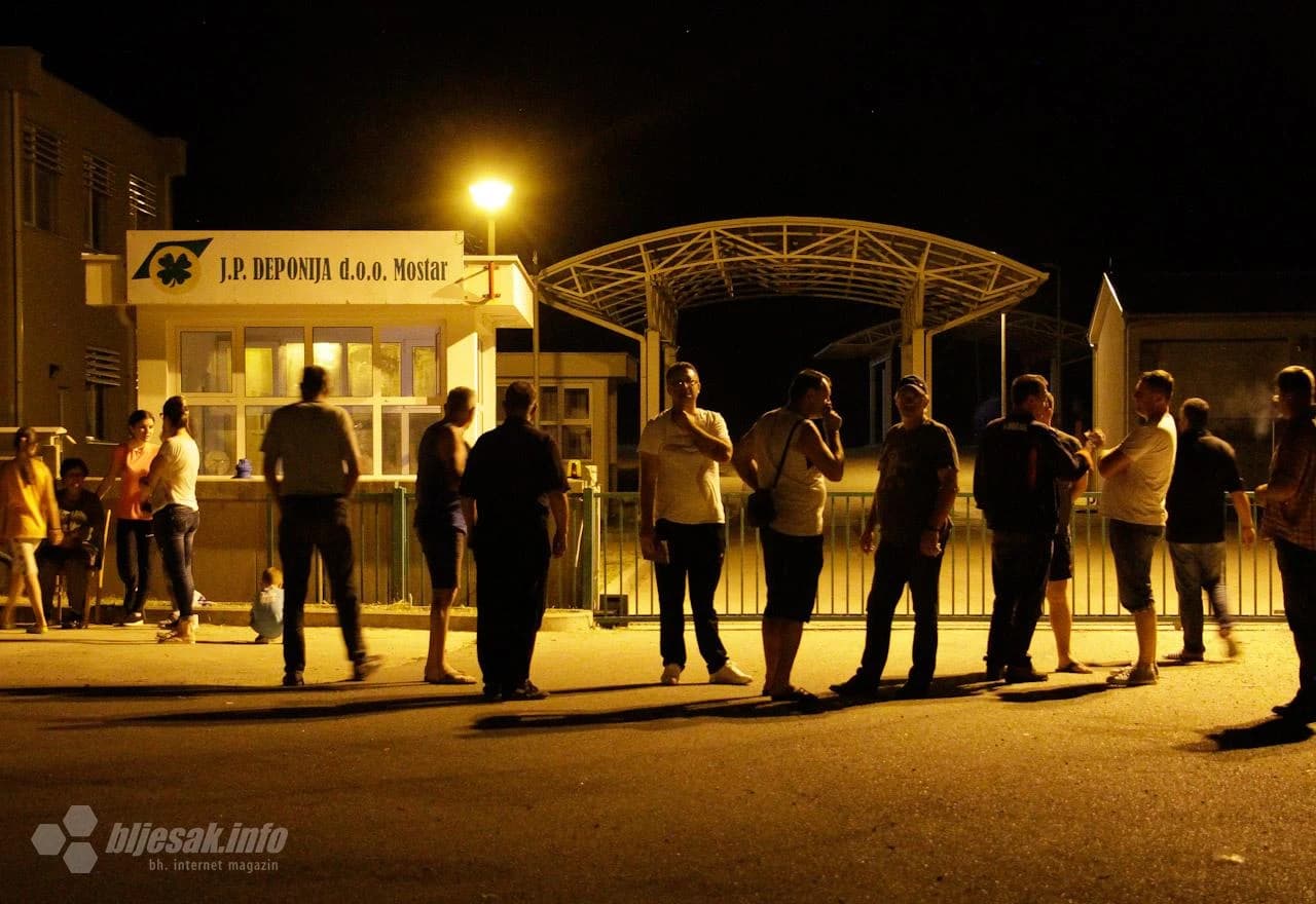 Prosvjednici pred dežuraju na smjene cijelu noć: Ne odustajemo!