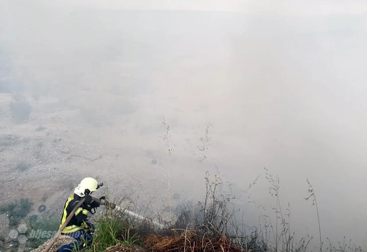 Gorjela divlja deponija kraj Mostara